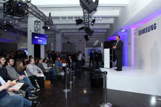 신제품 출시 행사 모습