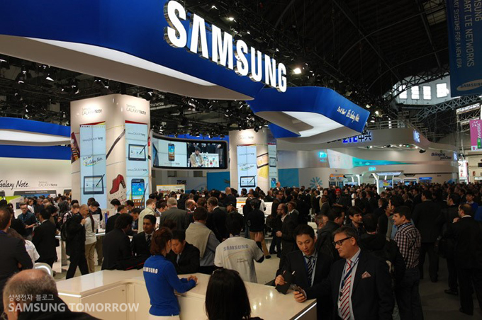 MWC 2012 삼성부스에 모인 사람들