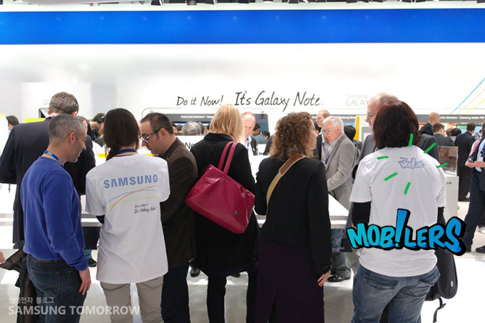 삼성부스에 모인 사람들