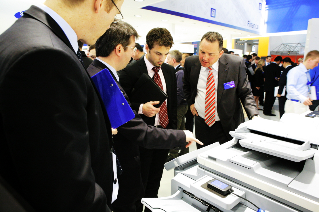 CeBIT에서 삼성 프린터기를 보고 있는 사람들