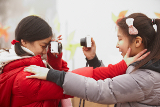 맹학교 학생들이 촬영한 사진들, 서로의 모습을 찍어주는 여자친구