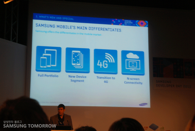 s pen 프레젠테이션 중인 삼성 관계자