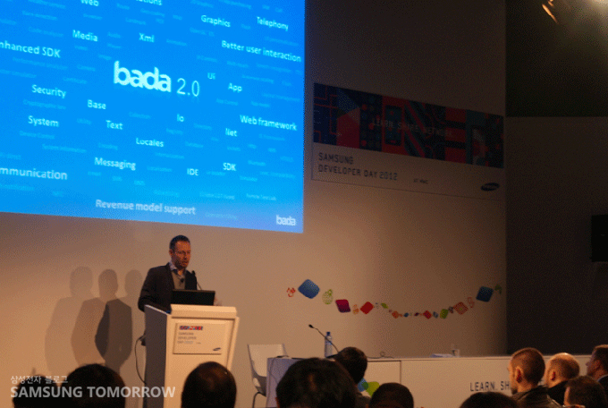 유럽 상품기획 담당자인 Christian Rexfort가 발표하고있다