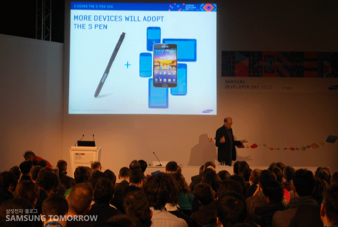 s pen 프레젠테이션 중인 삼성 관계자
