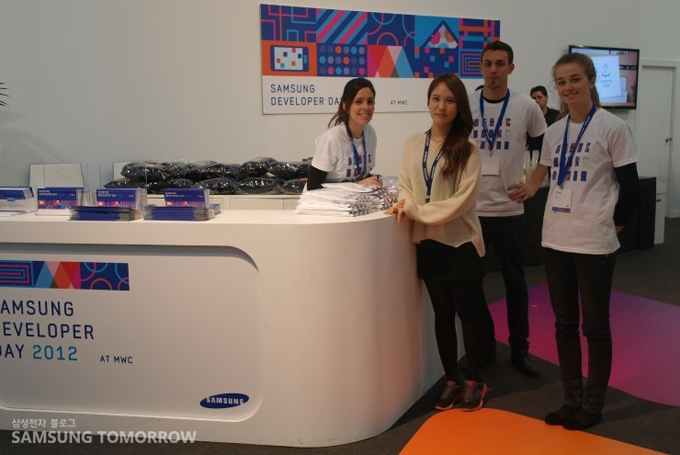 로비에 모인 스태프들