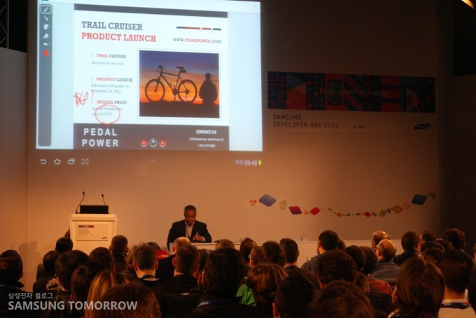 프레젠테이션 중인 삼성 관계자