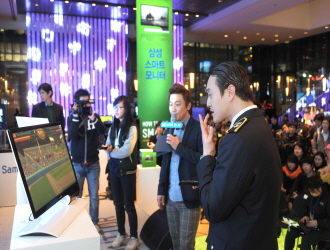 삼성스마트 모니터와 함께하는 스마트 개그콘서트에서 네가지 팀이 공연하는 모습