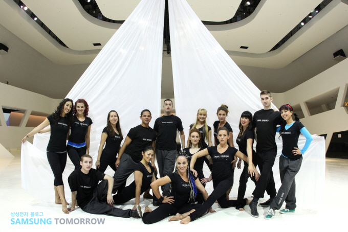 출연진 단체 사진