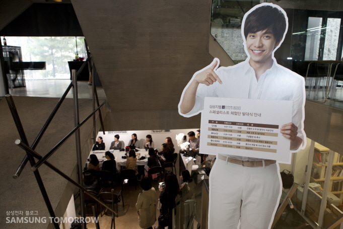 레스토랑 안의 이승기 판넬