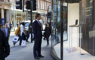 시리즈9을 보는 남자