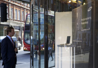 시리스0을 보는 남자