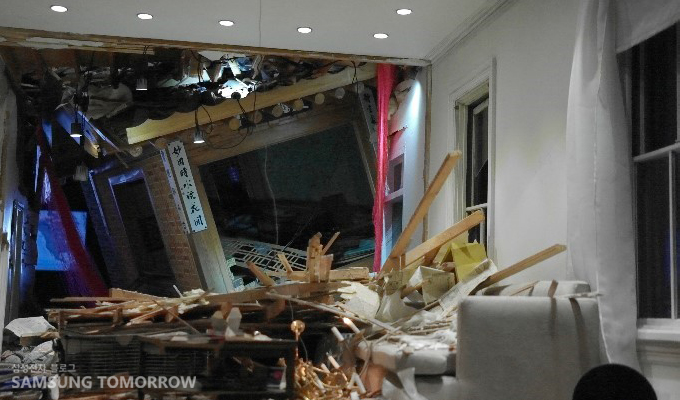 집에 집이 날아와서 부서진 모습