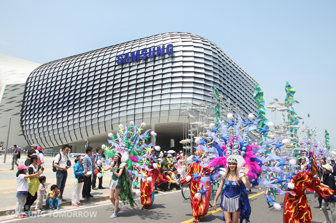 삼성관 앞을 지나는 퍼레이드 행렬