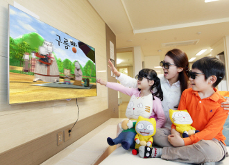 삼성 3D TV로 구름빵을 보는 모습