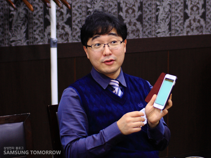 인터뷰하는 참석자