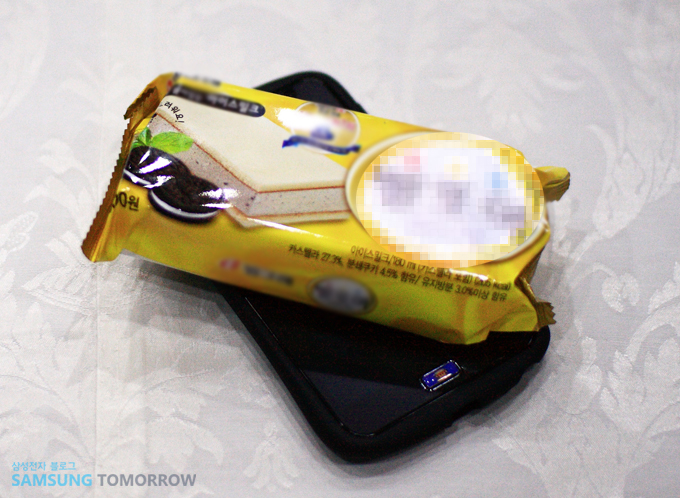 아이스크림 빵또아 밑의 스마트폰