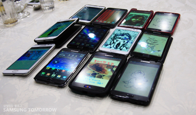 참가자들의 갤럭시 노트를 한곳에 모아두었다