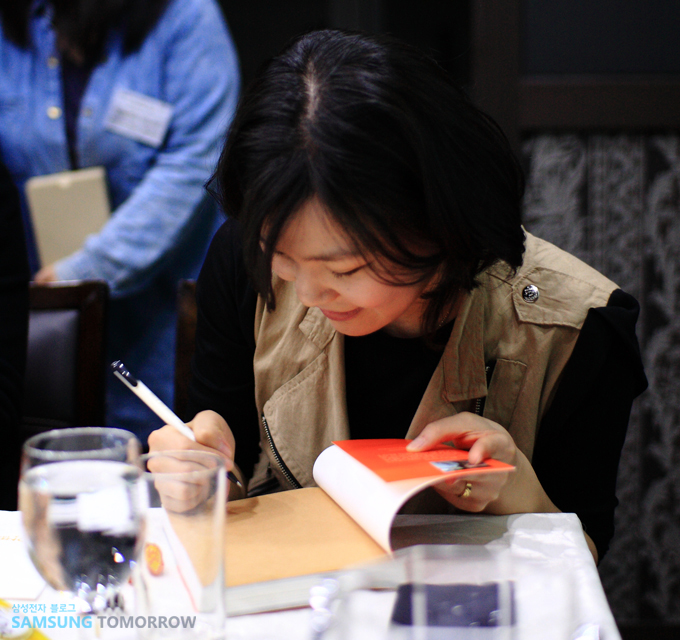 책에 싸인을 하는 저자