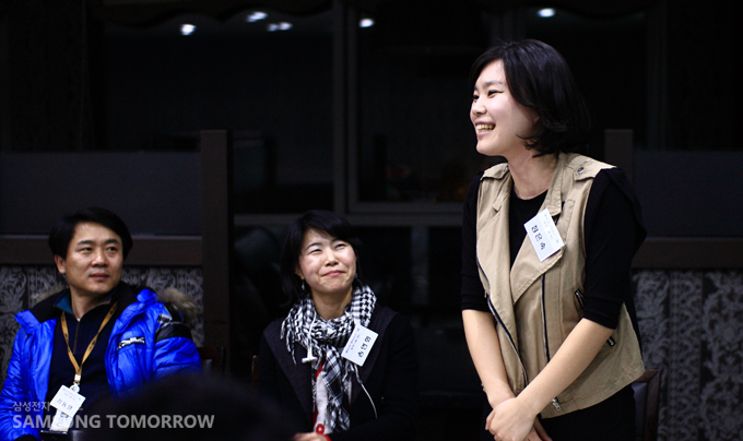 일어나서 자기소개하는 여성 참가자