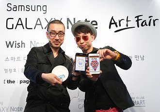 갤럭시 노트 아트페어 개막 행사에서 엄정호, 찰스장 작가가 직접 드로잉한 작품을 선보이고 있다.