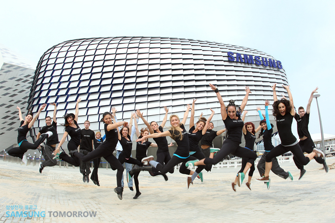 삼성관 앞에서 출연진들이 단체로 점핑하는 모습