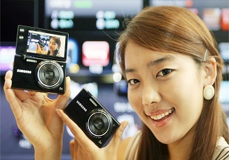 미러팝을 들고 있는 여성