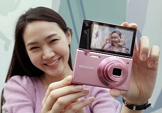 미러팝으로 사진찍는 여성