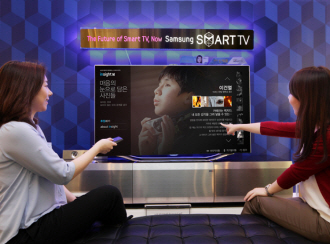 인사이트 앱으로 한빛맹아학교 학생들의 작품을 보는 모습