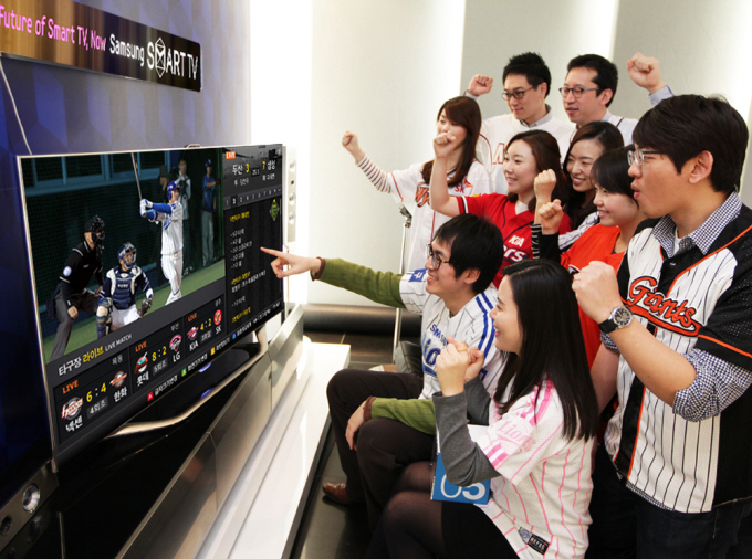 삼성 스마트 TV 야구 중계 어플로 야구를 시청하며 응원하는 사람들