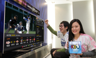 삼성 스마트 TV 야구 중계 어플로 야구를 시청하며 응원하는 사람들