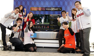 삼성 스마트 TV 야구 중계 어플로 야구를 시청하며 응원하는 사람들