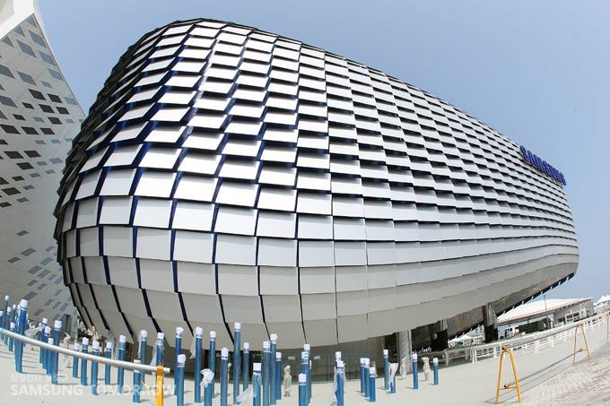 유선형의 둥근 건물을 감싸고 있는 비늘형태를 한 삼성관 외관