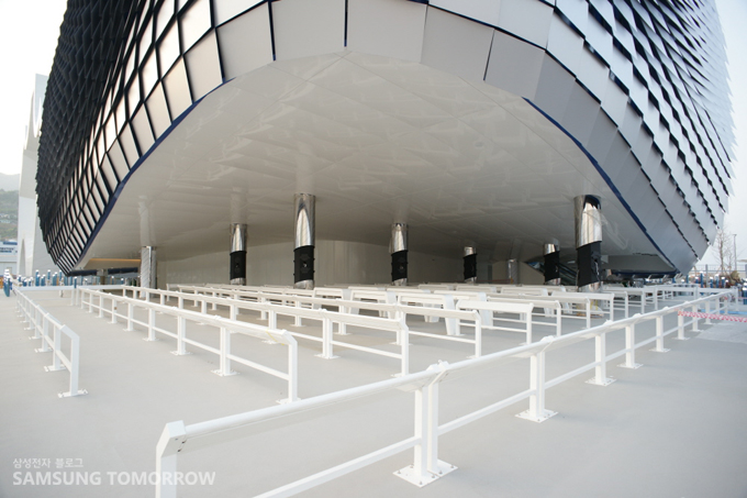 배의 컨셉을 표현한 떠있는 건물의 형태