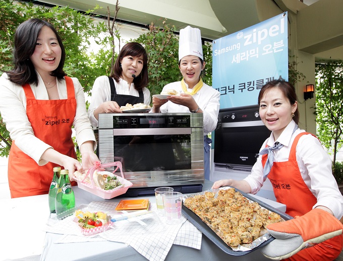 피크닉 쿠킹 클래스 참가자들이 요리를 하고있다