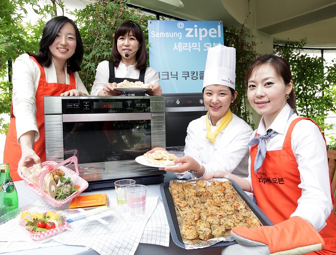 피크닉 쿠킹 클래스 참가자들이 요리를 하고있다