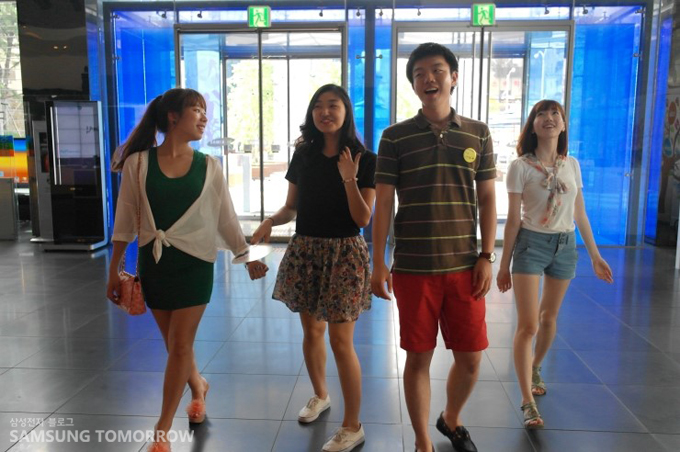 네명의 스토리텔러들