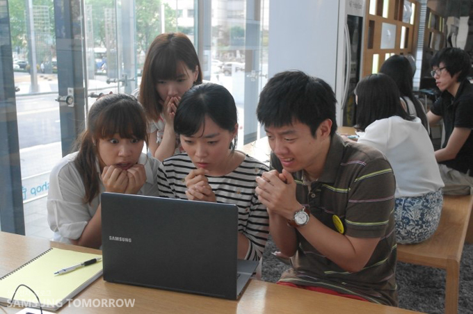 노트북으로 공포영화를 보는 스토리텔러들