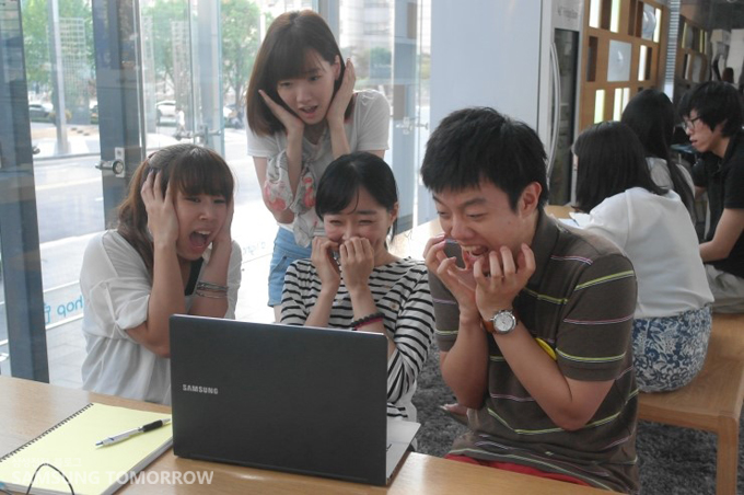 노트북으로 공포영화를 보는 스토리텔러들