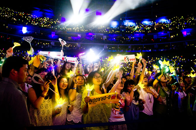 빅뱅의 공연을 보는 팬들