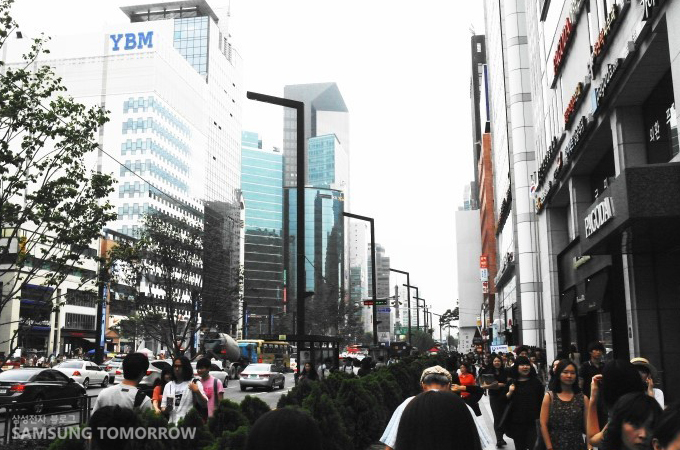 강남역을 지나가는 많은 사람들