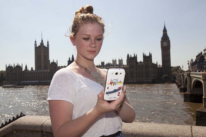 빅벤을 등지고 런던올림픽 스페셜에디션 플립커버를 씌운 갤럭시s3를 쓰고 있는 여성