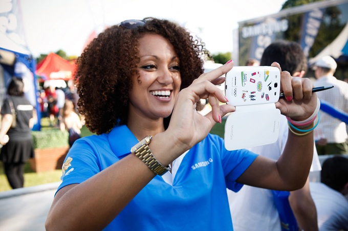 갤럭시 s3로 사진을 찍는 여성