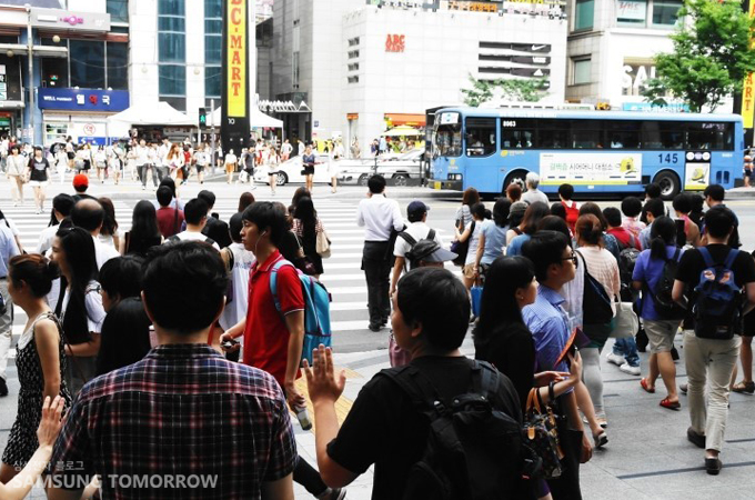 횡단보도를 건너는 많은 사람들