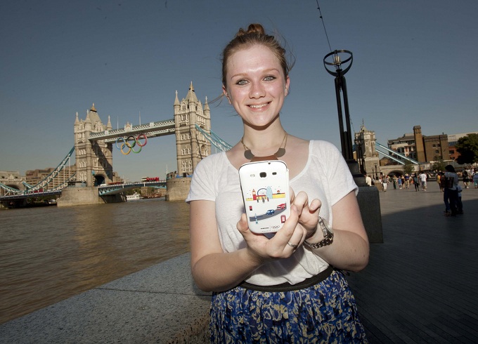 타워브리지를 등지고 런던올림픽 스페셜에디션 플립커버를 씌운 갤럭시s3를 쓰고 있는 여성