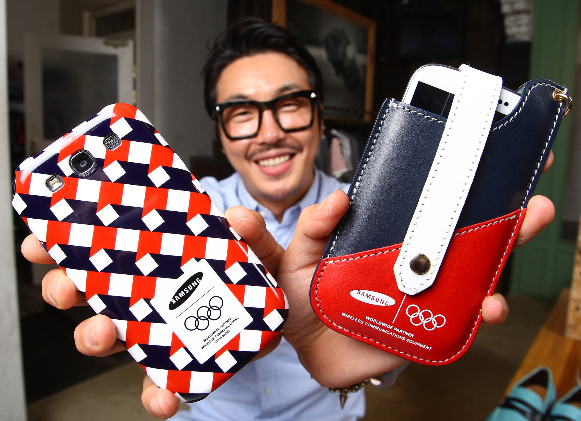 유명 패션 디자이너 최범석이 디자인한 휴대폰 케이스와 파우치가 포함된 '갤럭시SⅢ 올림픽 스페셜 액세서리를 들고 있다.