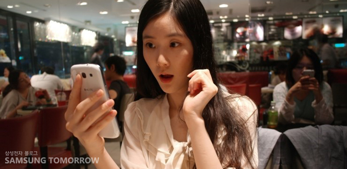 스마트폰을 보며 놀라는 스토리텔러 서현