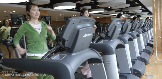 헬스장에서 런닝머신을 하는 스토리텔러와 서현의 어머니