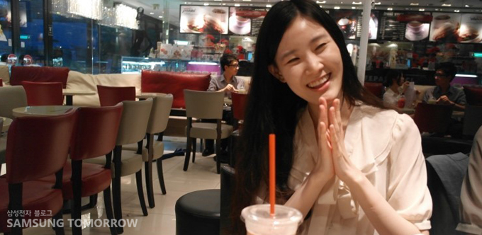 카페에 앉아 즐거워하는 스토리텔러 서현