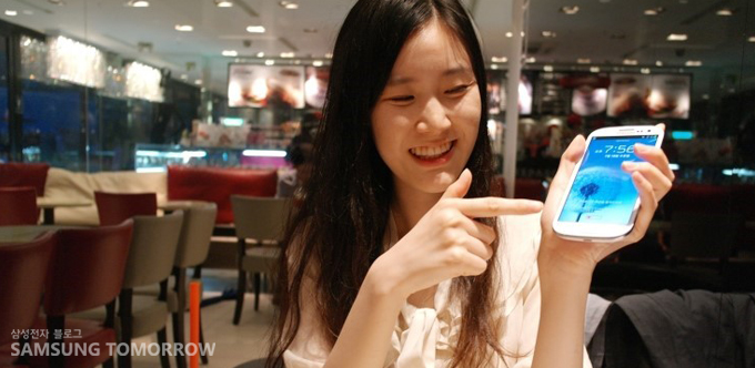 갤럭시 s3를 들고 있는 스토리텔러 서현