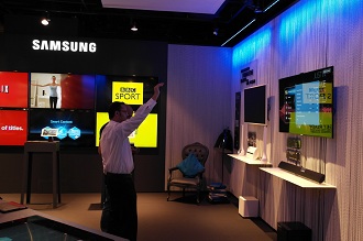 삼성제품을 체험하는 사람